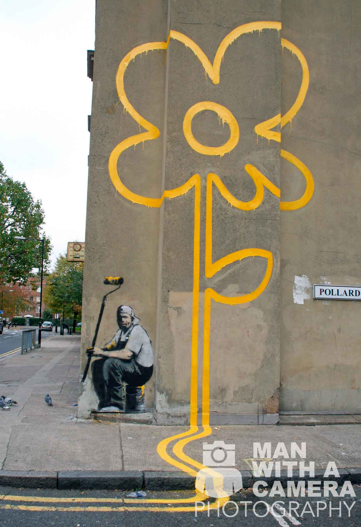 banksy-yellow-lines-flower-bethnal-green
